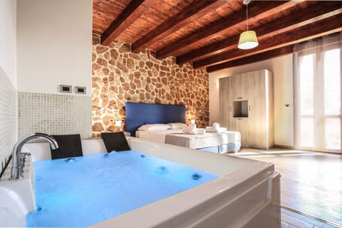 Junior Suite | Jetted tub