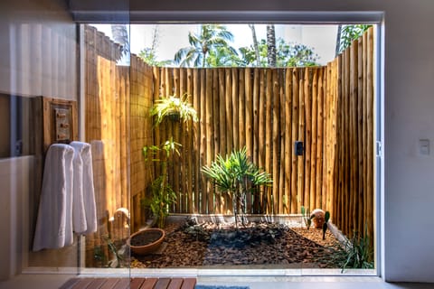 Suite Master (Bouganville) | Bathroom amenities | Shower, free toiletries, hair dryer, towels
