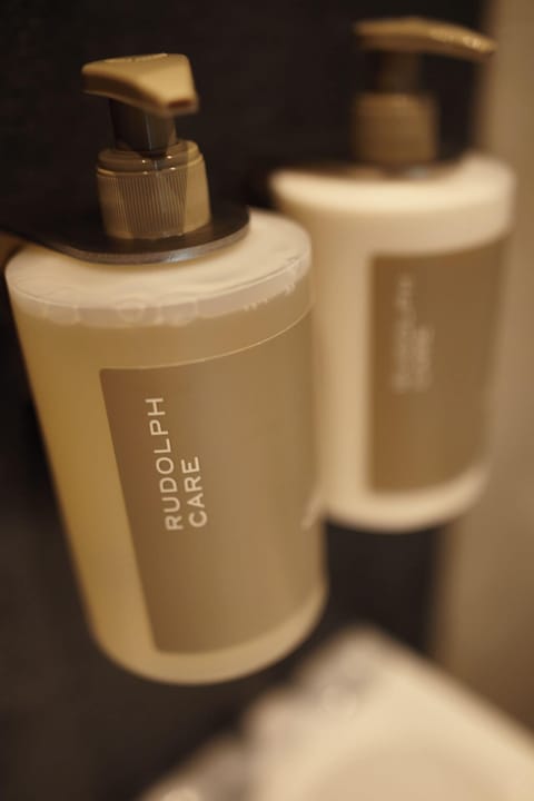 Double Room | Bathroom | Shower, hydromassage showerhead, free toiletries, hair dryer