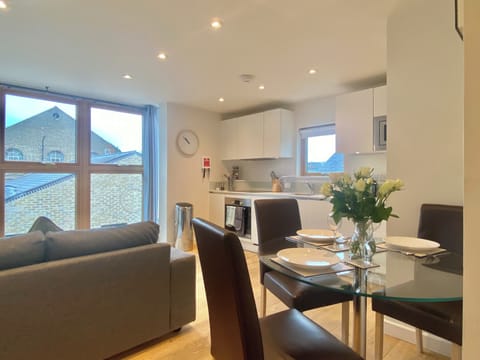 Superior Apartment, 1 Bedroom, Private Bathroom | Dining room