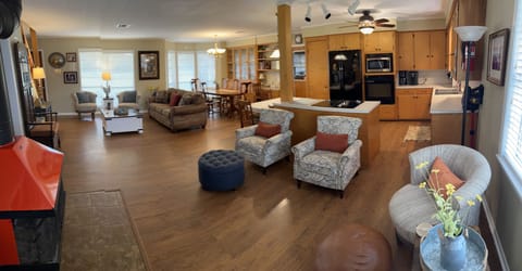 Giant room (living, dining, kitchen)