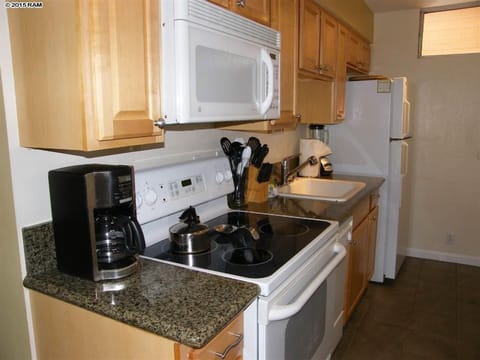  Keurig and reg coffee maker, dishwasher, New pots,pans,flatwear,dishes