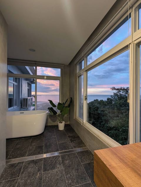 Executive Suite | Bathroom | Shower, rainfall showerhead, free toiletries, hair dryer
