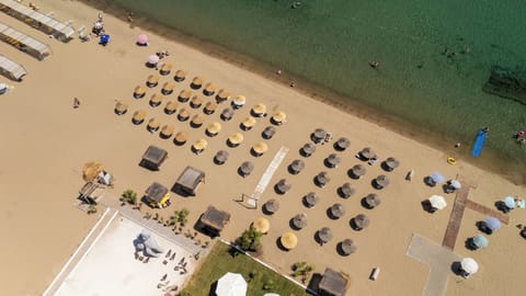 Beach nearby, beach bar