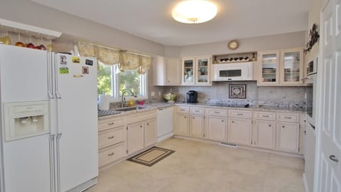 Great Kitchen with Granite! 