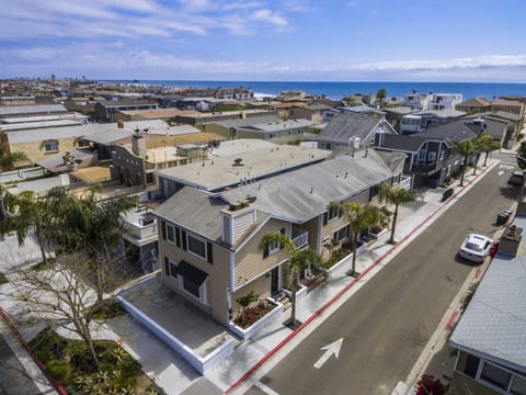 Stay 3 houses away from the beach!