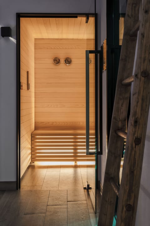 Sauna, hot tub, steam room, massage/treatment rooms