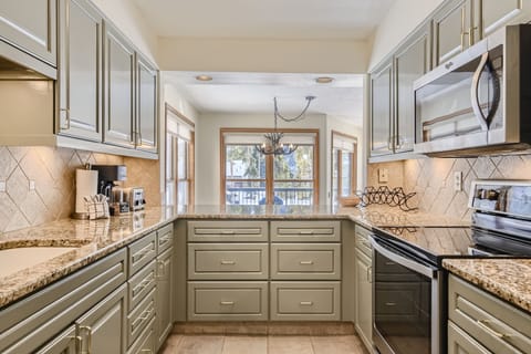 Condo, 3 Bedrooms | Private kitchen | Full-size fridge, microwave, oven, stovetop