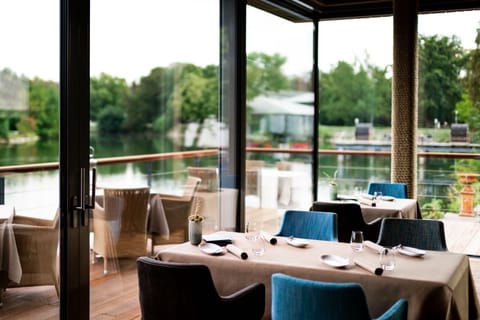 2 restaurants; lunch and dinner served