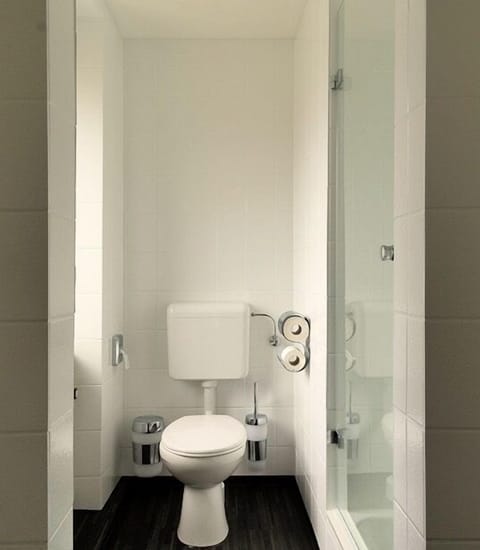 Comfort Double Room | Bathroom | Shower, free toiletries, hair dryer, towels