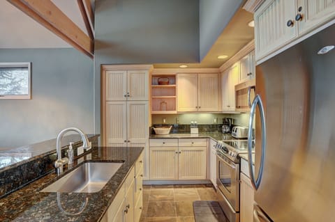 Townhome, 3 Bedrooms | Private kitchen | Full-size fridge, microwave, oven, stovetop