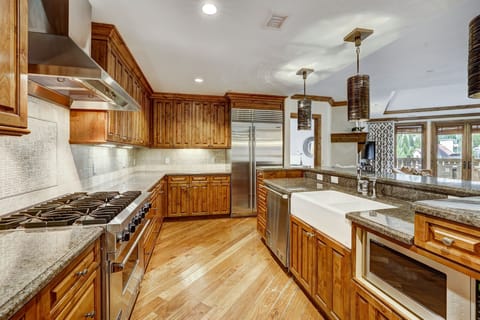 Condo, 4 Bedrooms | Private kitchen | Microwave, oven, stovetop, dishwasher