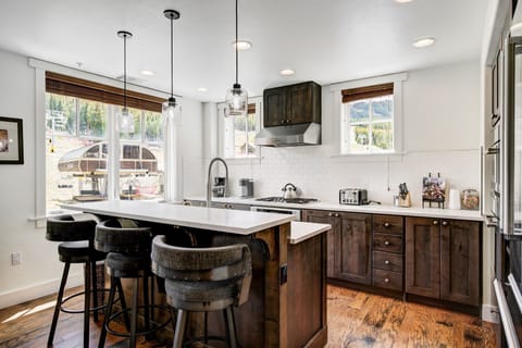 Condo, 4 Bedrooms | Private kitchen | Full-size fridge, microwave, oven, stovetop