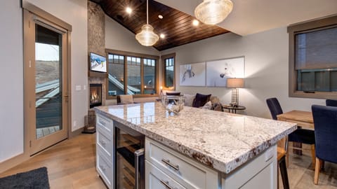 House, 4 Bedrooms | Private kitchen | Coffee/tea maker, fridge, oven, toaster