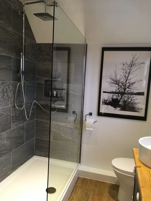 Double or Twin Room | Bathroom shower