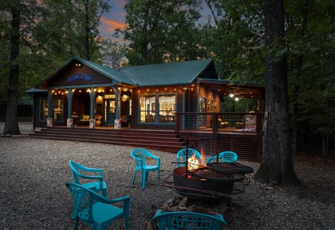 The perfect 2 bedroom Cabin plus a queen sofa bed!  Sleeps 6  