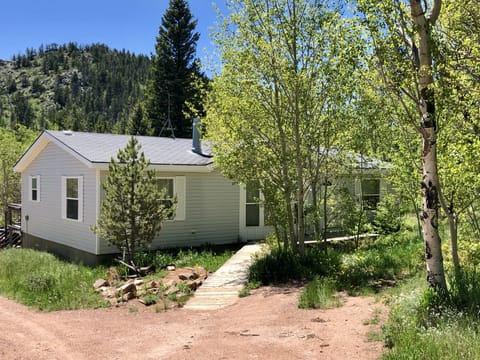 Black Bear Hollow~Secluded in the Woods~Mountain View in Back~Easy Access~Quiet