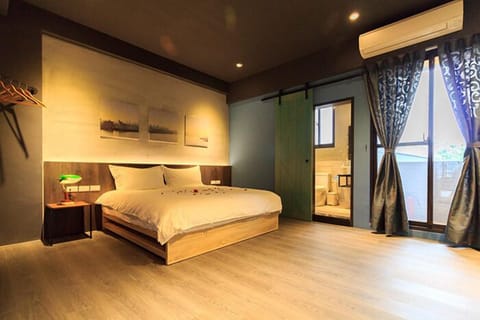 Classic Double Room | Individually decorated, individually furnished, desk, blackout drapes
