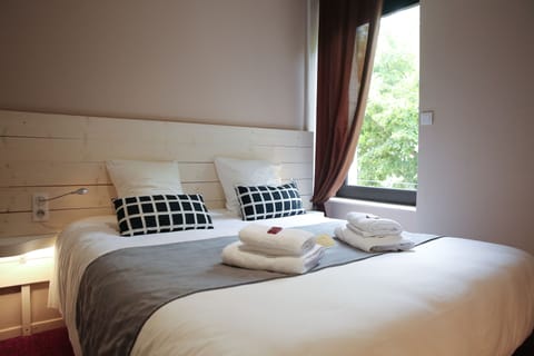 Comfort Twin Room | Premium bedding, desk, soundproofing, free WiFi