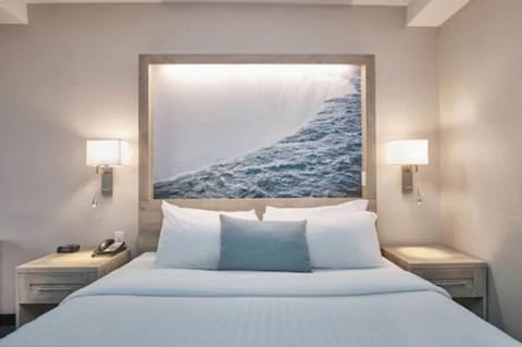 Standard Suite, 1 King Bed (Junior Suite 1 King Bed) | Premium bedding, pillowtop beds, in-room safe, desk