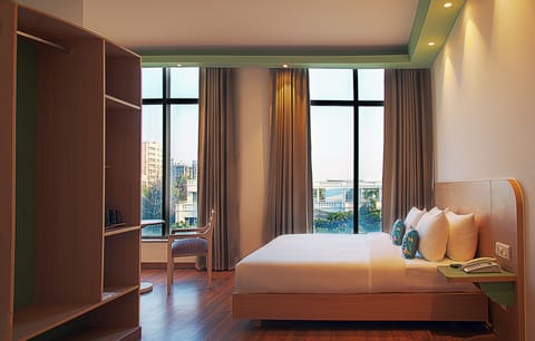 Executive Suite | In-room safe, desk, free WiFi