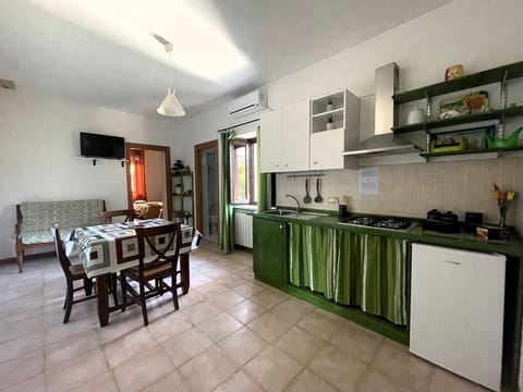 Appartamento Classic , 2 camere da letto , un soggiorno con angolo cottura , visat parco | Living area | 32-inch flat-screen TV with digital channels, TV