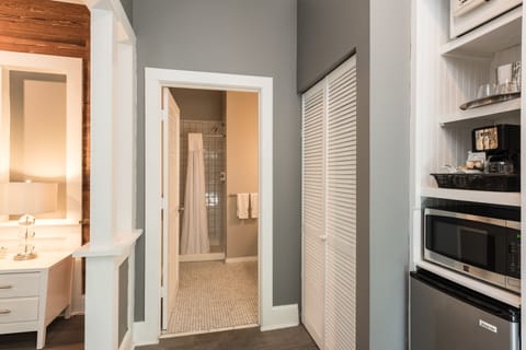 Superior Room, 1 King Bed, Refrigerator & Microwave, Ground Floor (Room 11) | Room amenity