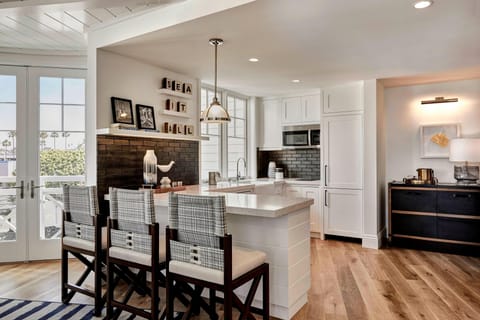 Executive Suite, 1 King Bed with Sofa bed | Private kitchen | Mini-fridge, electric kettle