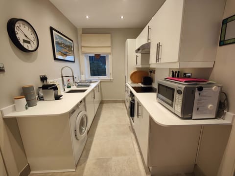 Modern kitchen /Quartz worktops /‘Travertine’ porcelain flooring 