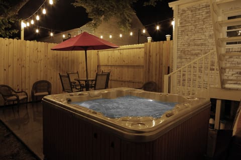 Private lighted outside patio with spa.
STRP# 2016050481 