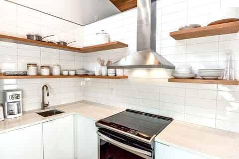 full kitchen. so many of pdx best restaurants near by though :) 