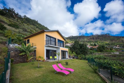 Spacious garden with views and chairs to relax and get some sun