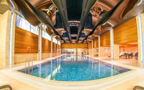 Indoor pool, sun loungers