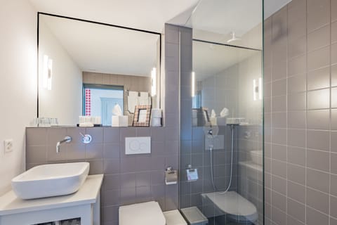 Superior Double Room, Mountain View | Bathroom | Shower, free toiletries, hair dryer, bathrobes