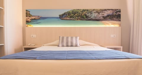 In-room safe, desk, laptop workspace, free WiFi