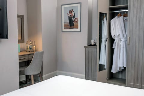 Deluxe Double Room | Desk, iron/ironing board, free WiFi, bed sheets