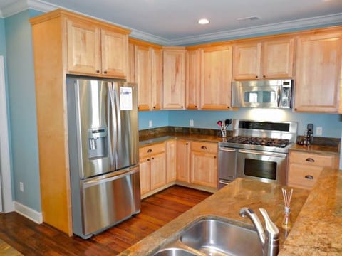 Fully equipped kitchen with new appliances