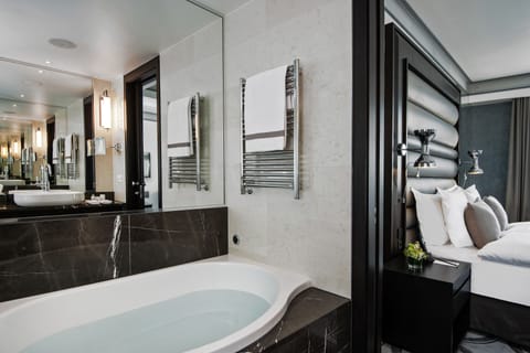 Executive Room, 1 King Bed, Terrace (SPA access) | Bathroom | Rainfall showerhead, free toiletries, hair dryer, slippers