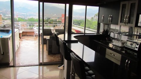 Business Penthouse, 3 Bedrooms, Hot Tub (3 Queen Beds) | Private kitchenette | Fridge, microwave, stovetop, toaster