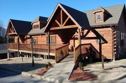 Colorado Spruce Log Cabin in Thousand Hills near Tanger Outlet Mall and Hwy. 76