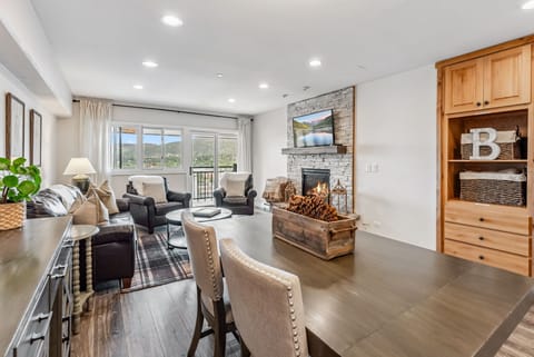 Open-concept living & dining with mountain views—perfect après-ski hangout