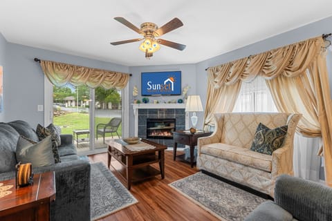 Condo, 2 Bedrooms | Living area | Smart TV, fireplace