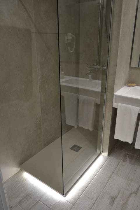 Shower, free toiletries, hair dryer, bidet