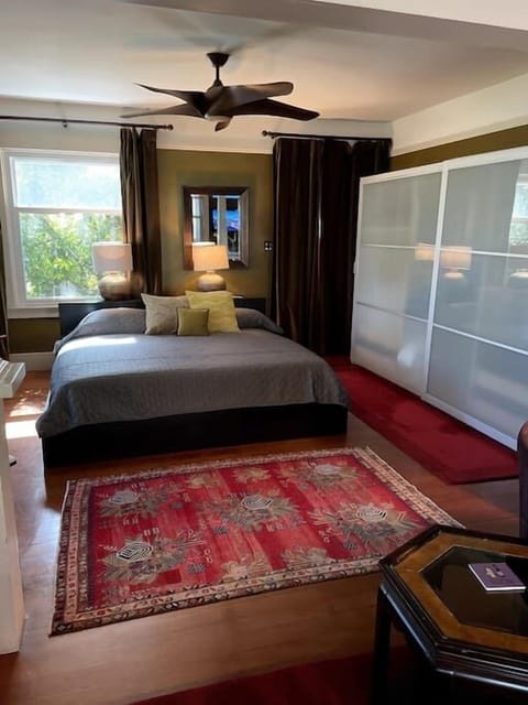 Cozy digs in the heart of downtown. Brand new mattress.
