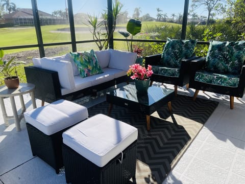 SW Exposure,Sun all day long!! mins to beach.
Hot Tub and heated pool!
