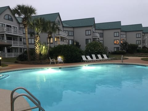 Great WINTER /SPRING Rates! 2/2 Beach Condo