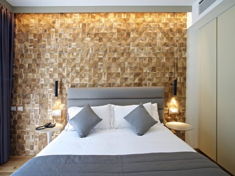 Executive Double or Twin Room | Minibar, in-room safe, desk, soundproofing