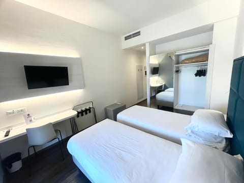 Classic Room, 2 Twin Beds | Minibar, in-room safe, desk, blackout drapes