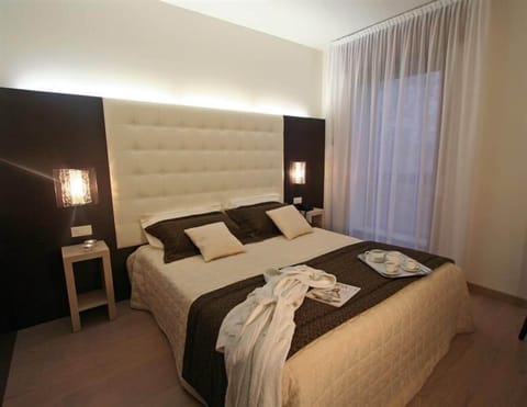 Family Room with 2 Double Beds | Minibar, in-room safe, desk, soundproofing