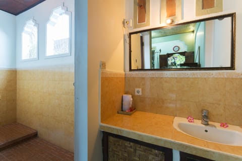 Standard Double Room | Bathroom sink